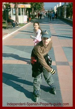 kids_skating_promenade_december_spain